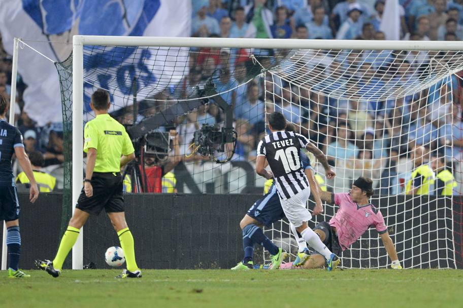 Il primo gol segnato da Carlos Tevez con la Juventus in una gara ufficiale arriva contro la Lazio in Supercoppa, il 18 agosto 2013 (LaPresse)